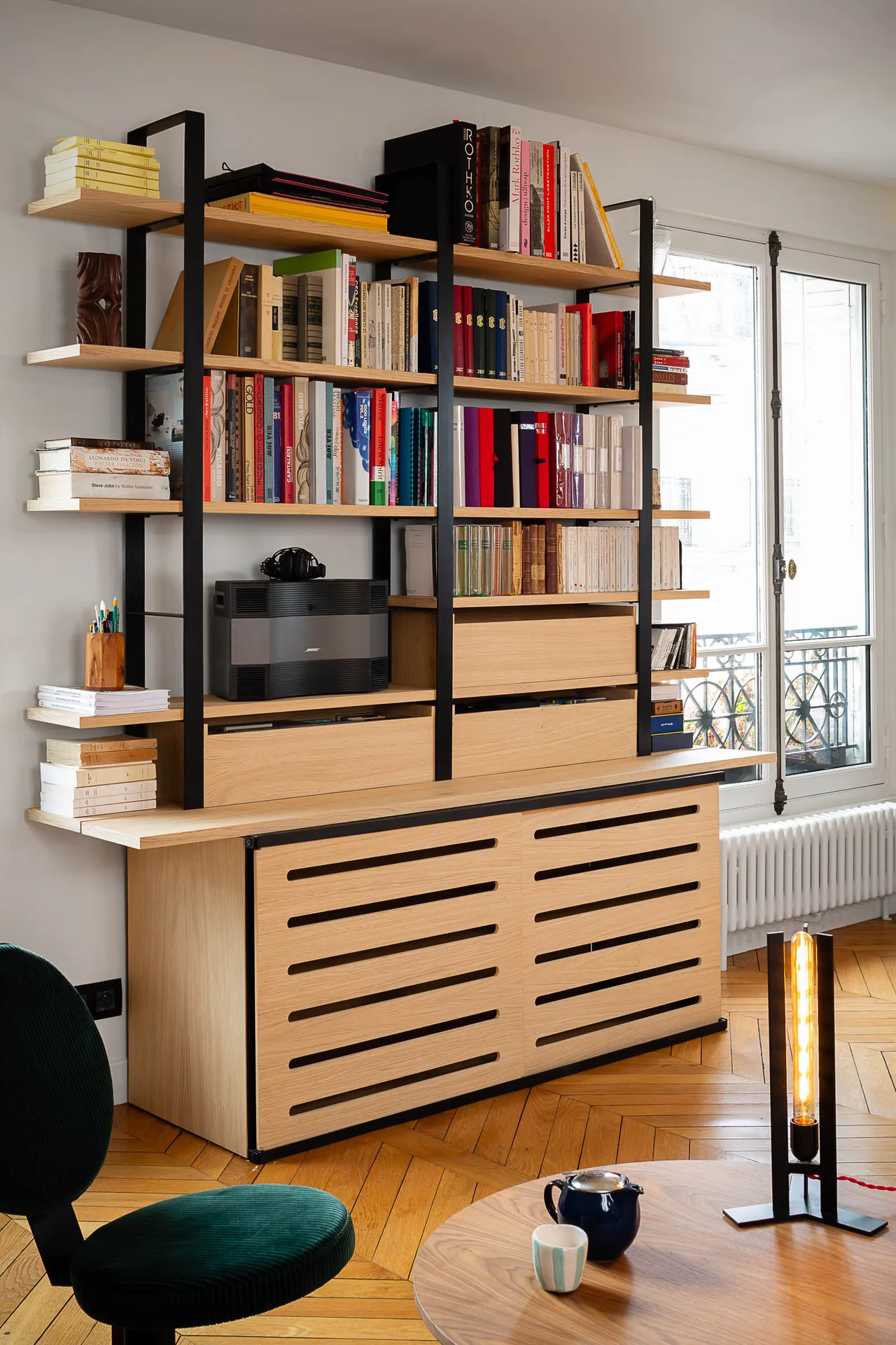 Bibliothèque design sur mesure Séverin 4 acier noir mat et chêne