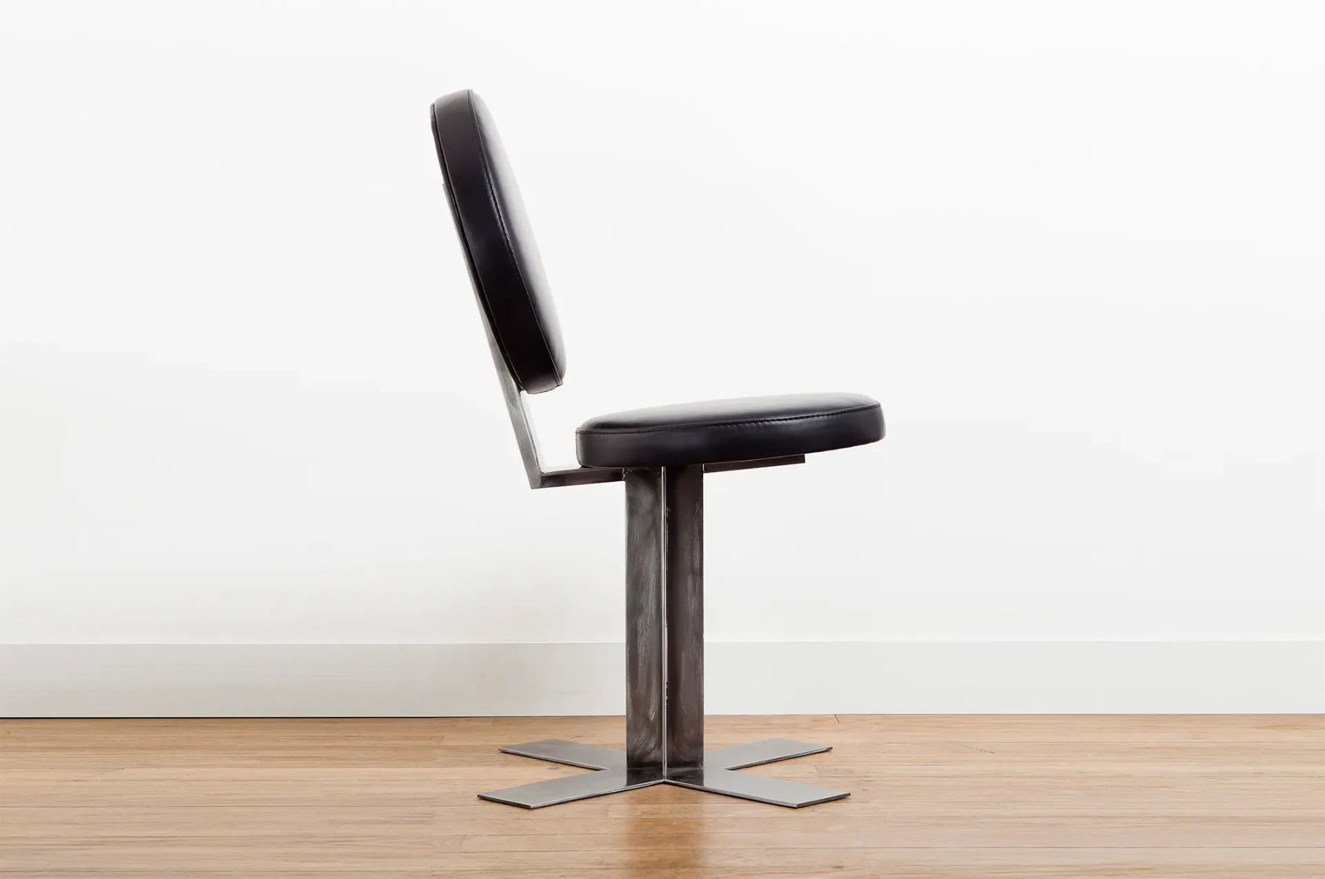 Fauteuil design cuir et métal Mayet